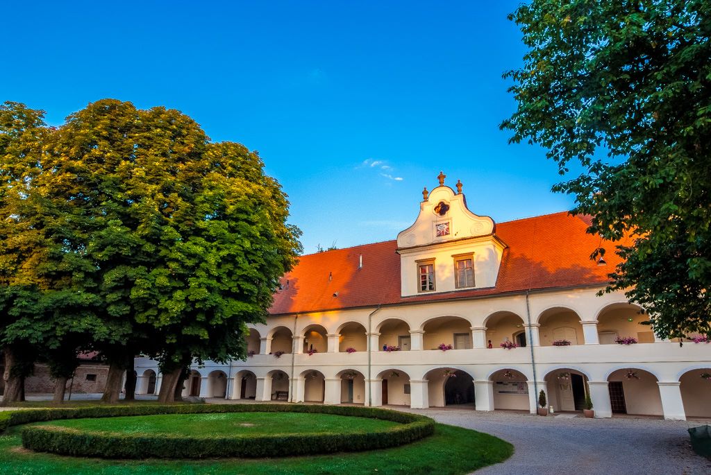 konjeniški center dvorec rakičan